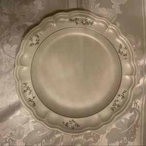 Pfaltzgraff Heirloom Dinner Plates BRAND NEW